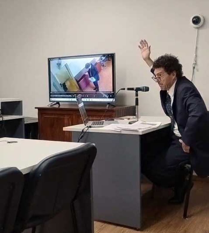 Arias mostrando las filmaciones de tribunales