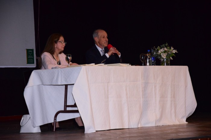 El profesor Carlos Biasizo present&oacute; el libro de su colega Graciela Guerrero (foto S&aacute;nchez).