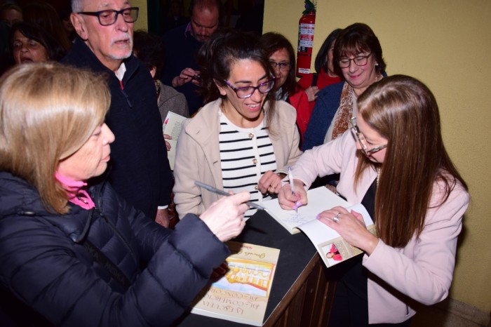 La profesora Guerrero firm&oacute; libros al finalizar la presentaci&oacute;n (foto S&aacute;nchez).
