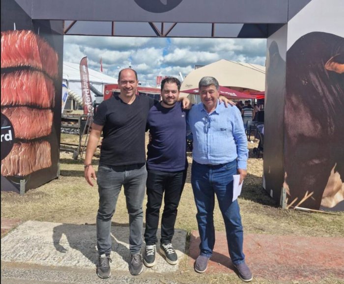 Sebasti&aacute;n, Tom&aacute;s y Santiago Castillo en una exposici&oacute;n ganadera.