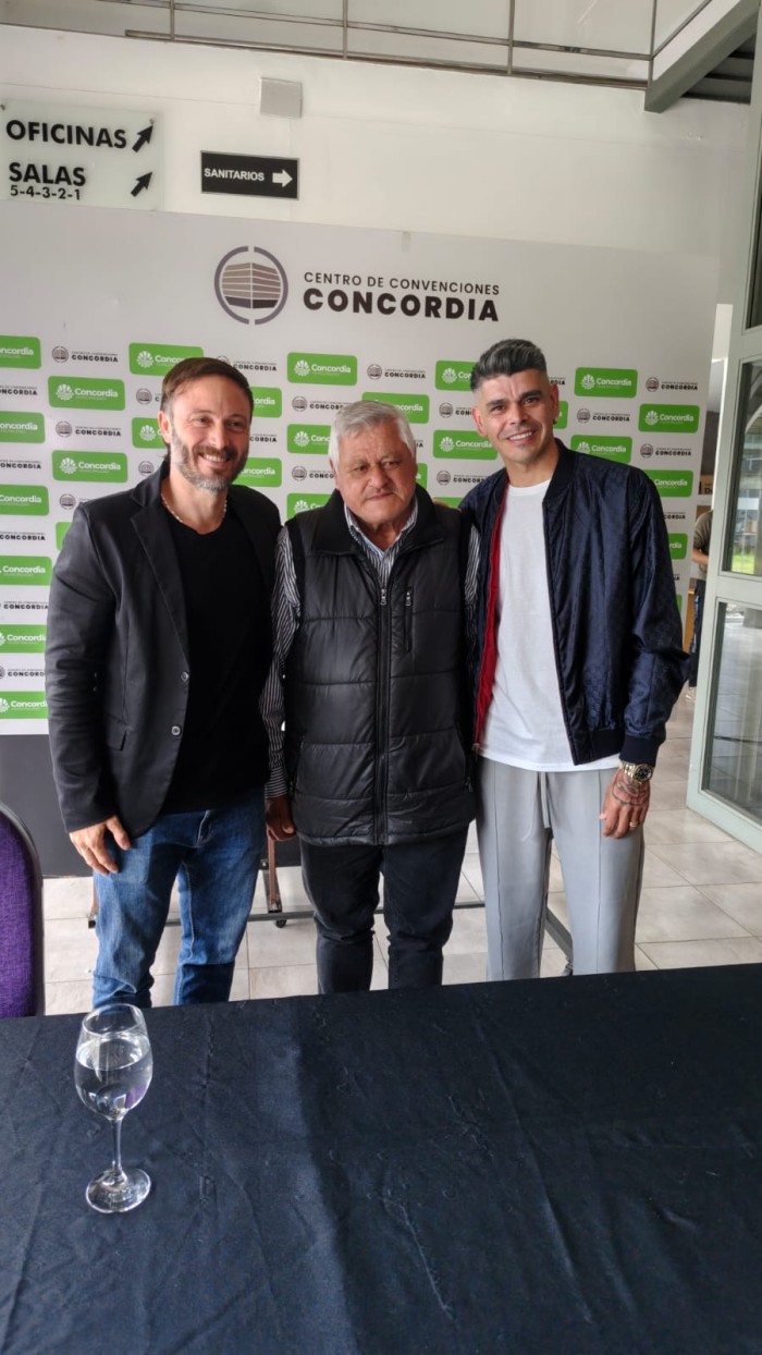 Jos&eacute; Bou, el pap&aacute; del exfutbolista, presente en la asunci&oacute;n.