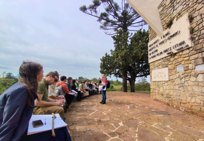 Reunidos entorno al monumento nacional a El &Eacute;xodo, en Parque San Carlos.