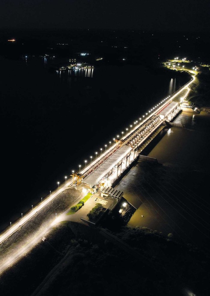 Visi&oacute;n nocturna de la Represa de Salto Grande