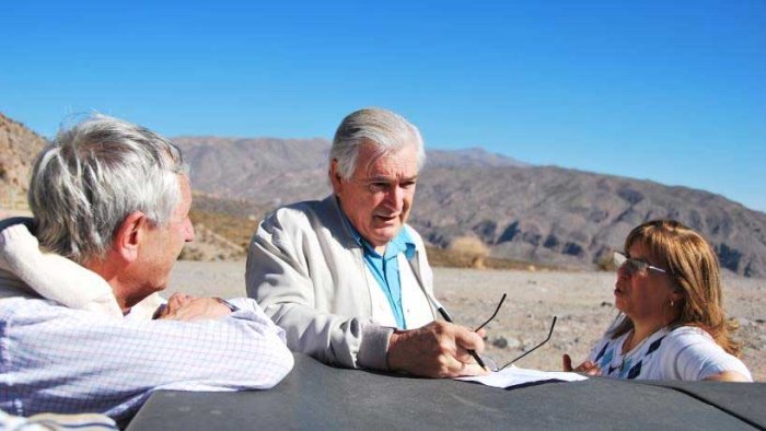 El entrerriano Florencio Gilberto Ace&ntilde;olaza con sus colegas, en uno de sus estudios a campo