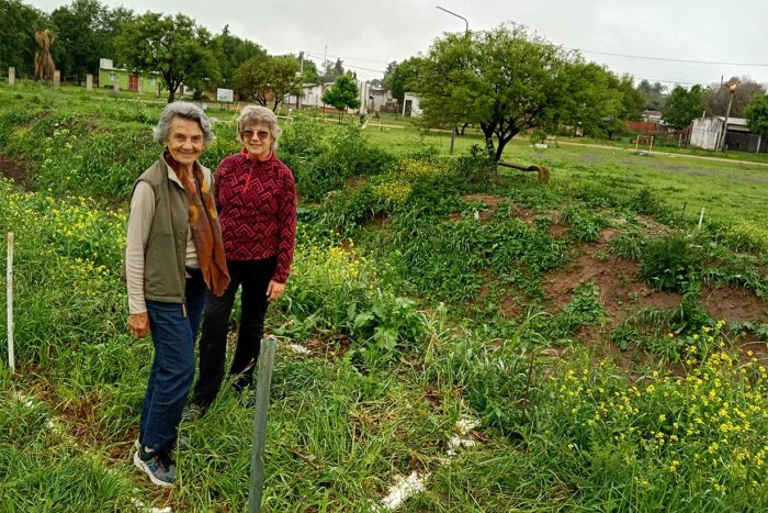 Emilia Manghesi con una prima de Florencio, en el sitio donde ayer terminaron las bases del puente