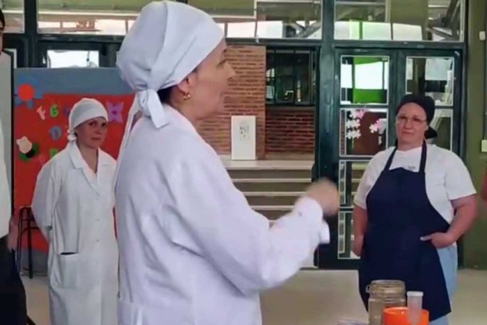 Liliana durante una capacitaci&oacute;n en una escuela