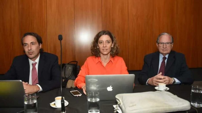 Lambruschini, a la izquierda de la imagen, defendiendo a Cecilia Goyeneche