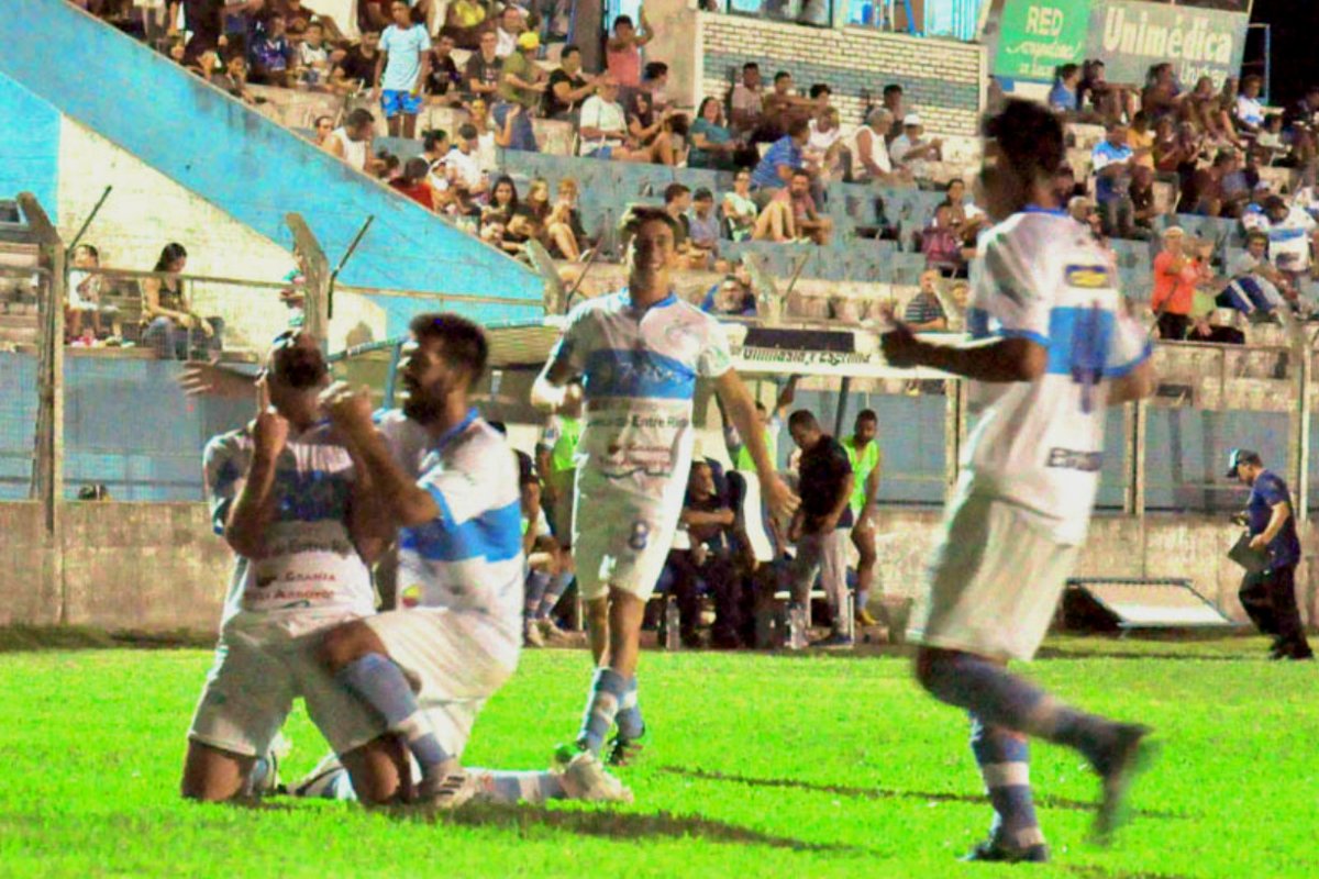 Guillermo Correa celebra su gol (foto: La Calle).