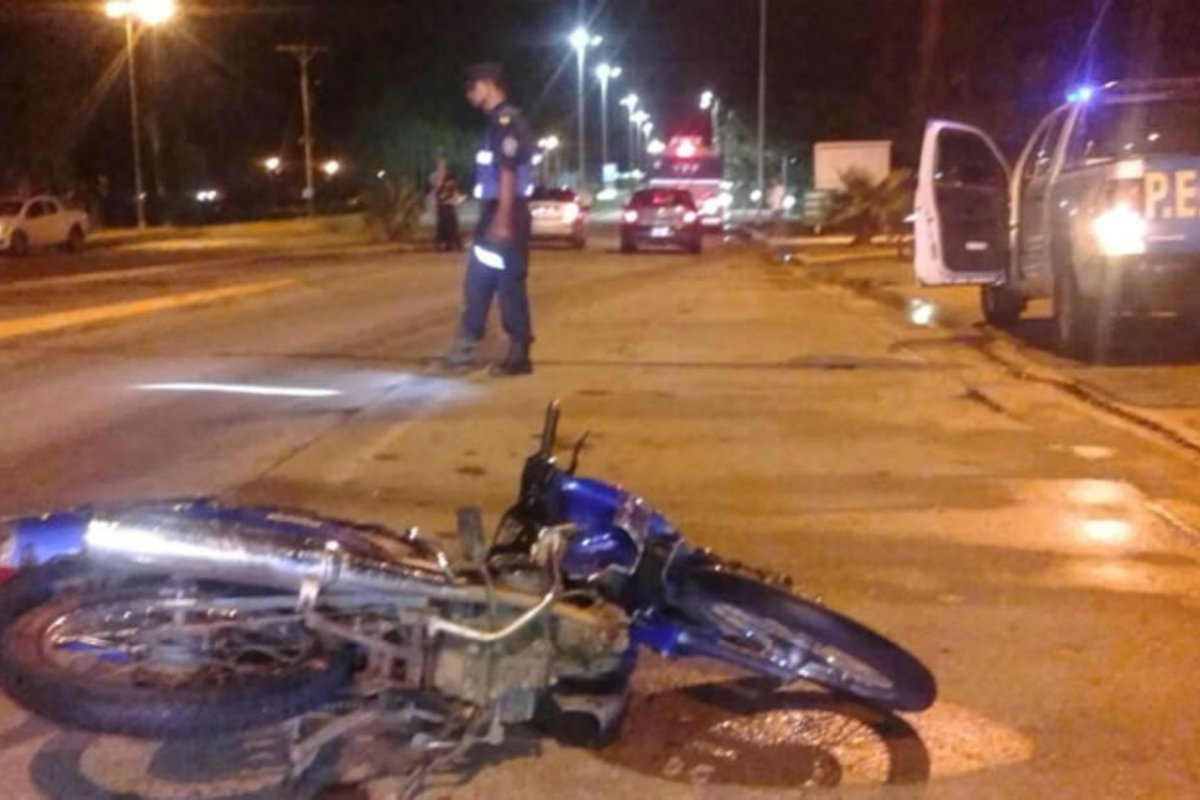 As&iacute; qued&oacute; la motocicleta tras el choque, anoche.