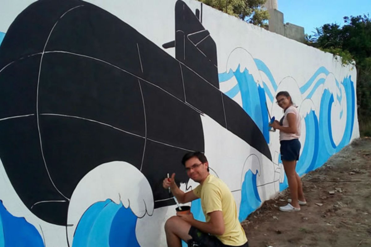 Daniel y Estefan&iacute;a, en plena labor junto al mural.