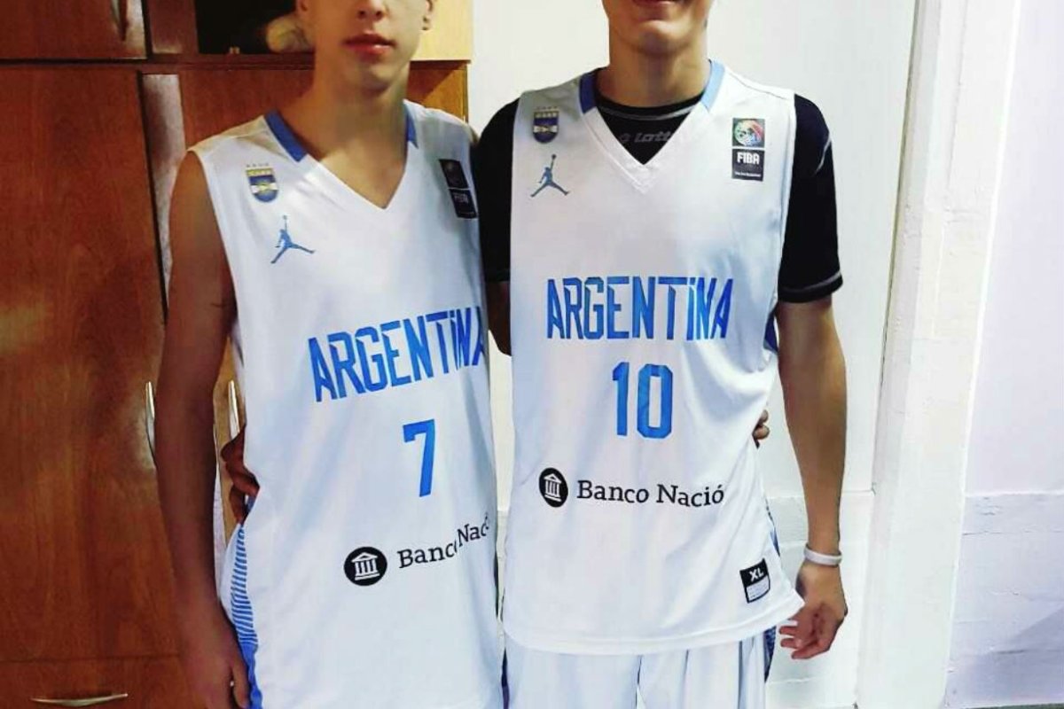 Mateo D&iacute;az (7), junto a Daniel Allende.