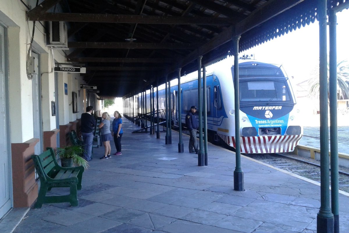 Tren de pasajeros, de Paran&aacute; a C. Avellaneda