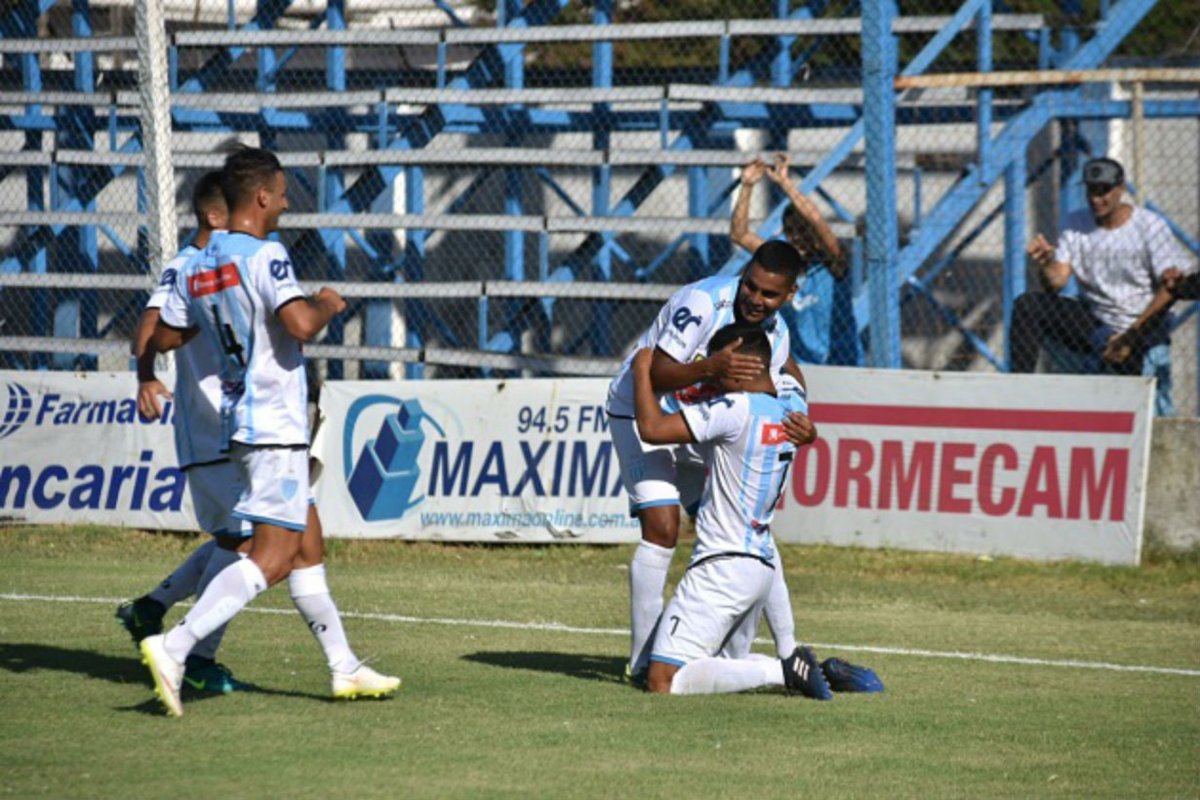 Juventud celebra su victoria ante Santamarina.