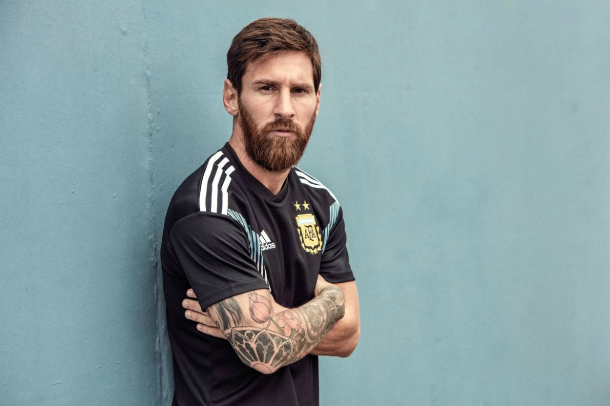 Messi mostr&oacute; la nueva camiseta argentina.