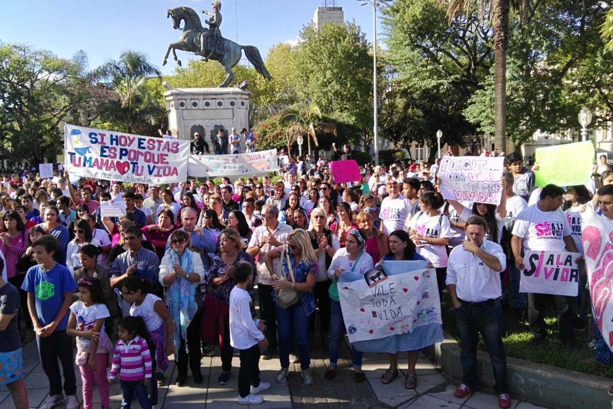 Una multitud cubri&oacute; la plaza 25 de Mayo en contra
