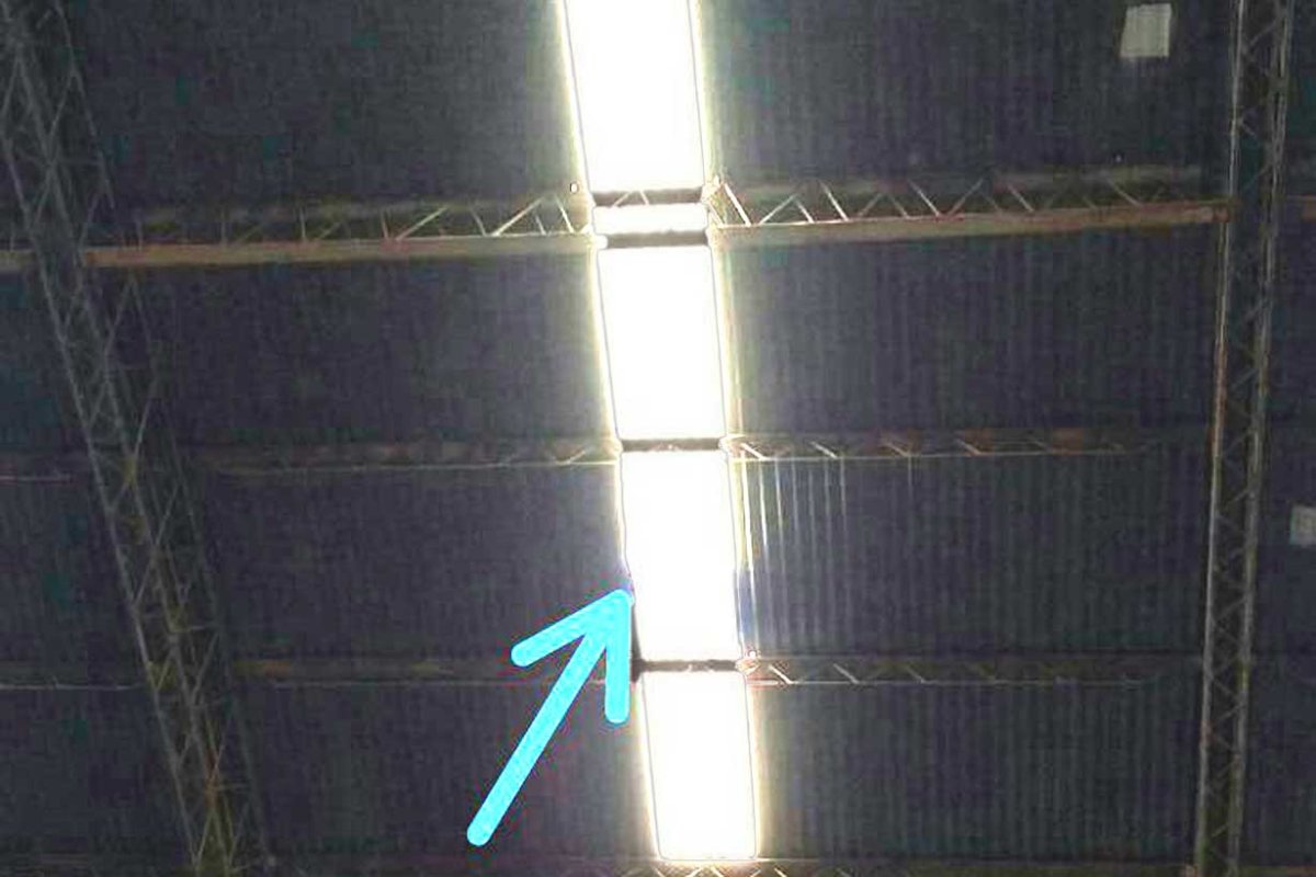 La imagen del techo desde donde cay&oacute; al vac&iacute;o