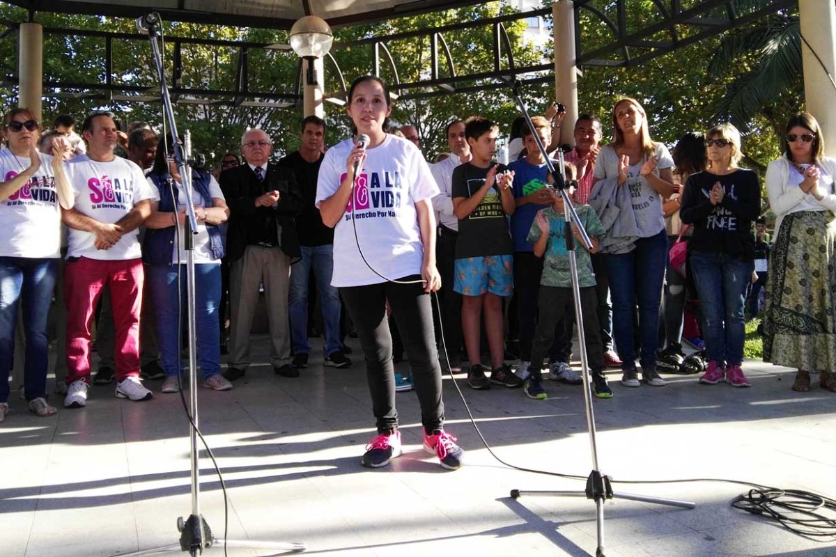 Noelia habl&oacute; desde el gacebo de plaza 25 de Mayo.