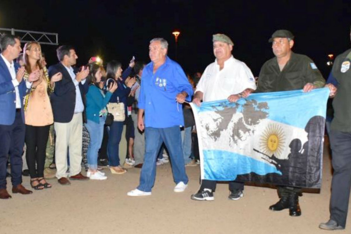 En la costanera fueron los homenajes a los h&eacute;roes.