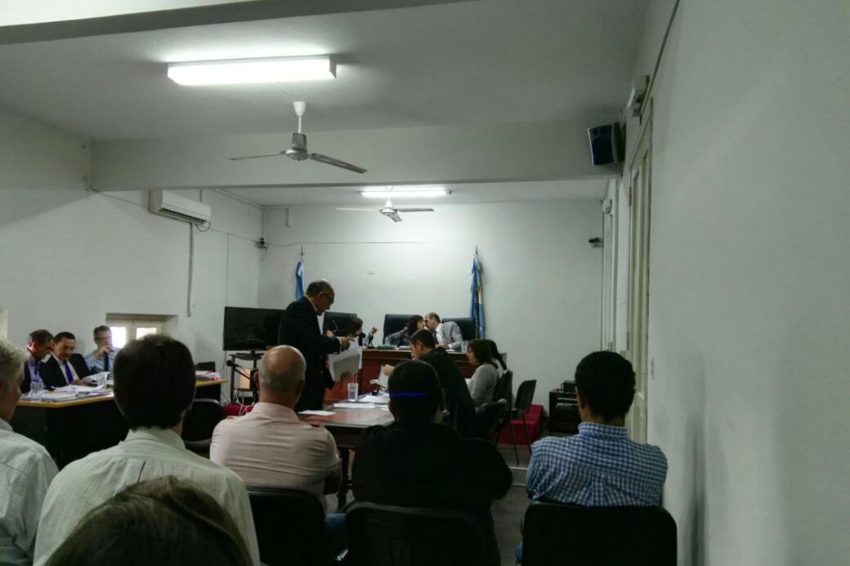 Larroca, de pie entreg&oacute; copias de sus facturas.