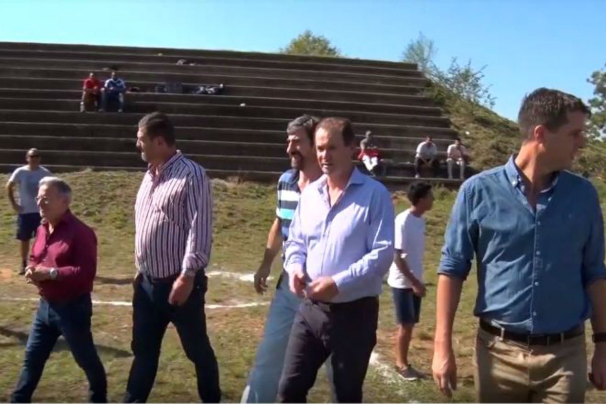 El gobernador recorri&oacute; el estadio inconcluso.