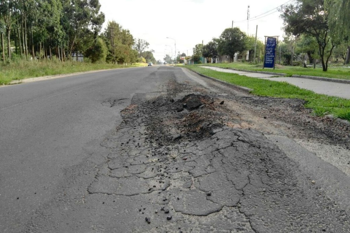 Grandes baches en acceso a Puerto (foto: EER).