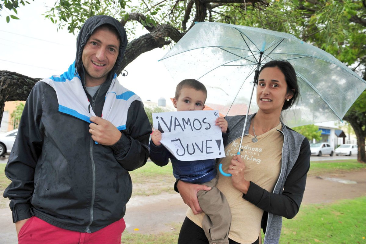 Ni la lluvia detuvo el aliento a Juventud.