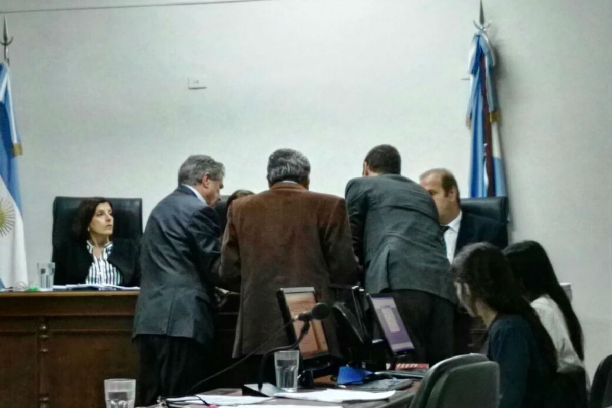 Buktenica, de espaldas, primero a la izquierda.