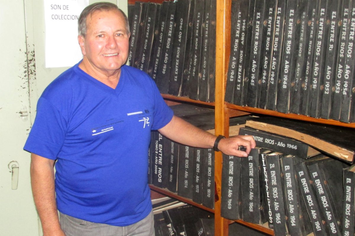 Hugo recorriendo el archivo de El Entre R&iacute;os.