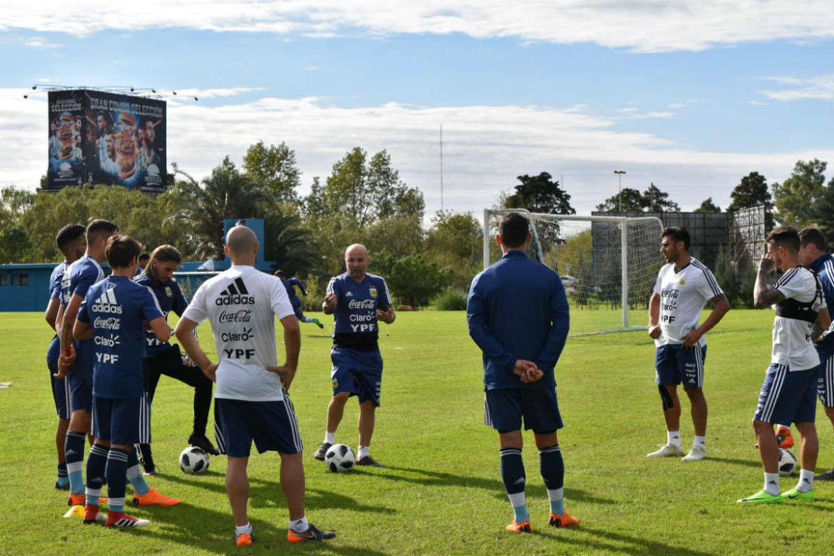Sampaoli, con Salvio, en el entranamiento de ayer.