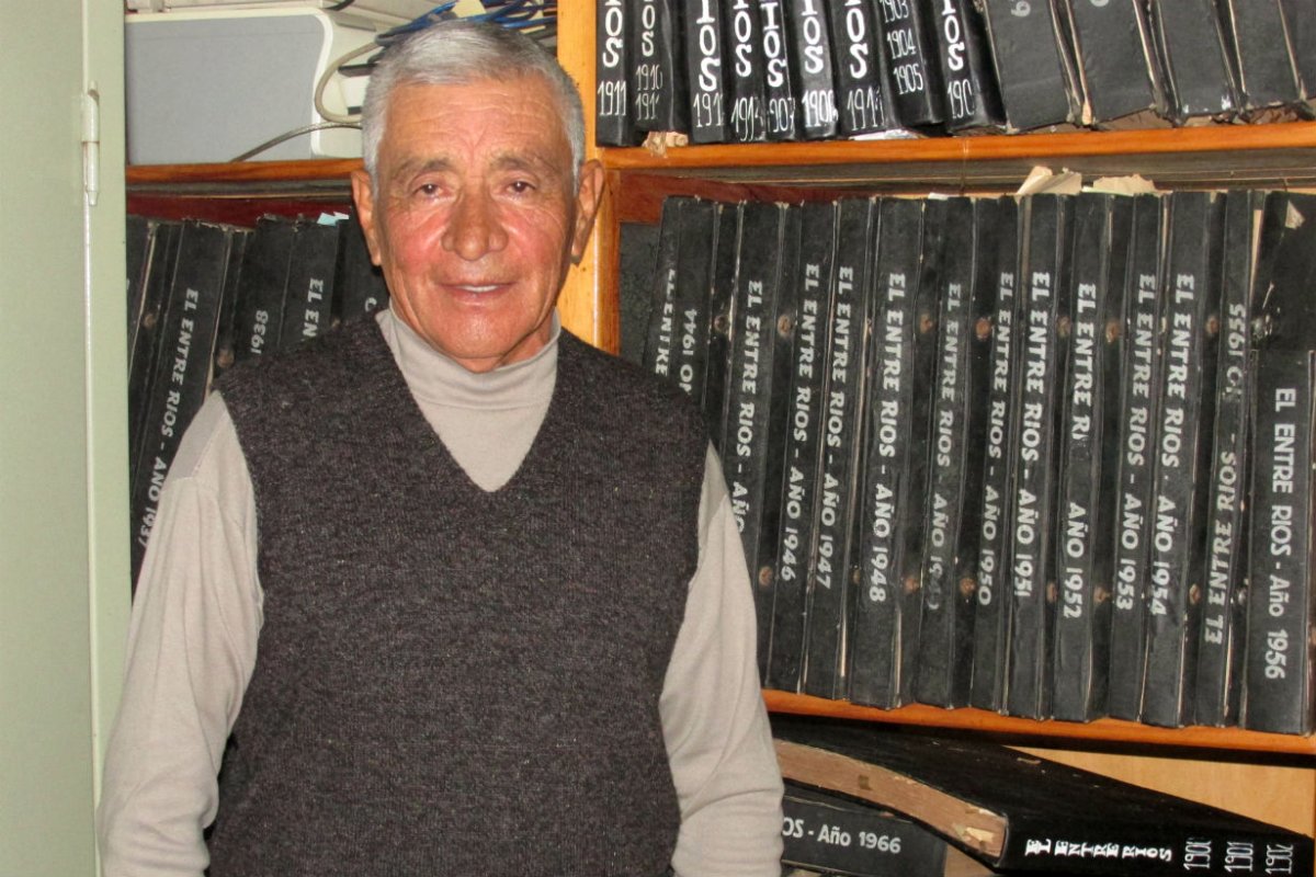Juan visitando el archivo de El Entre R&iacute;os.