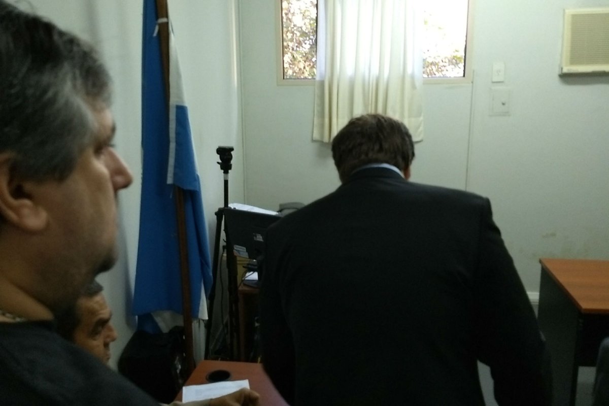 Pietrantueno, con sus abogados adelante.