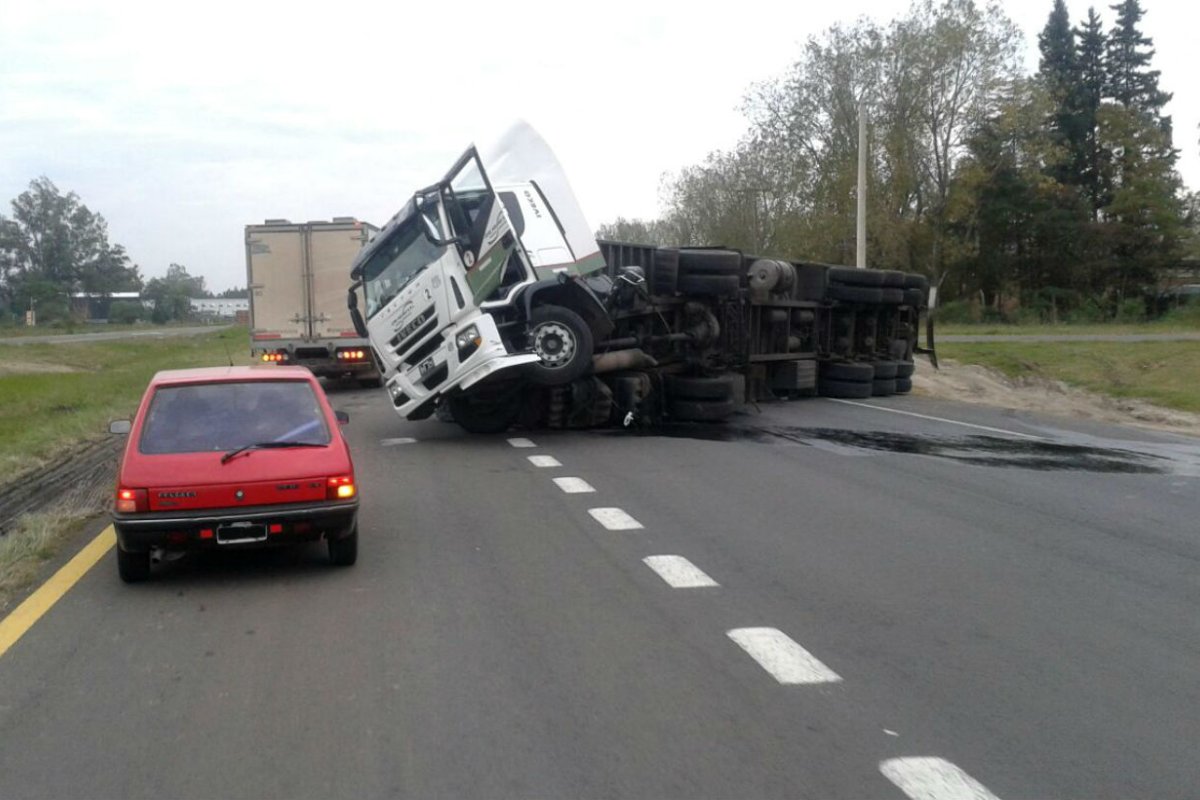 As&iacute; qued&oacute; el cami&oacute;n, tras el vuelco en el km 121.
