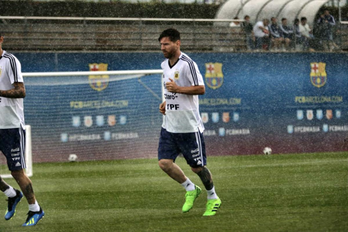 Bajo la lluvia entren&oacute; hoy la selecci&oacute;n.