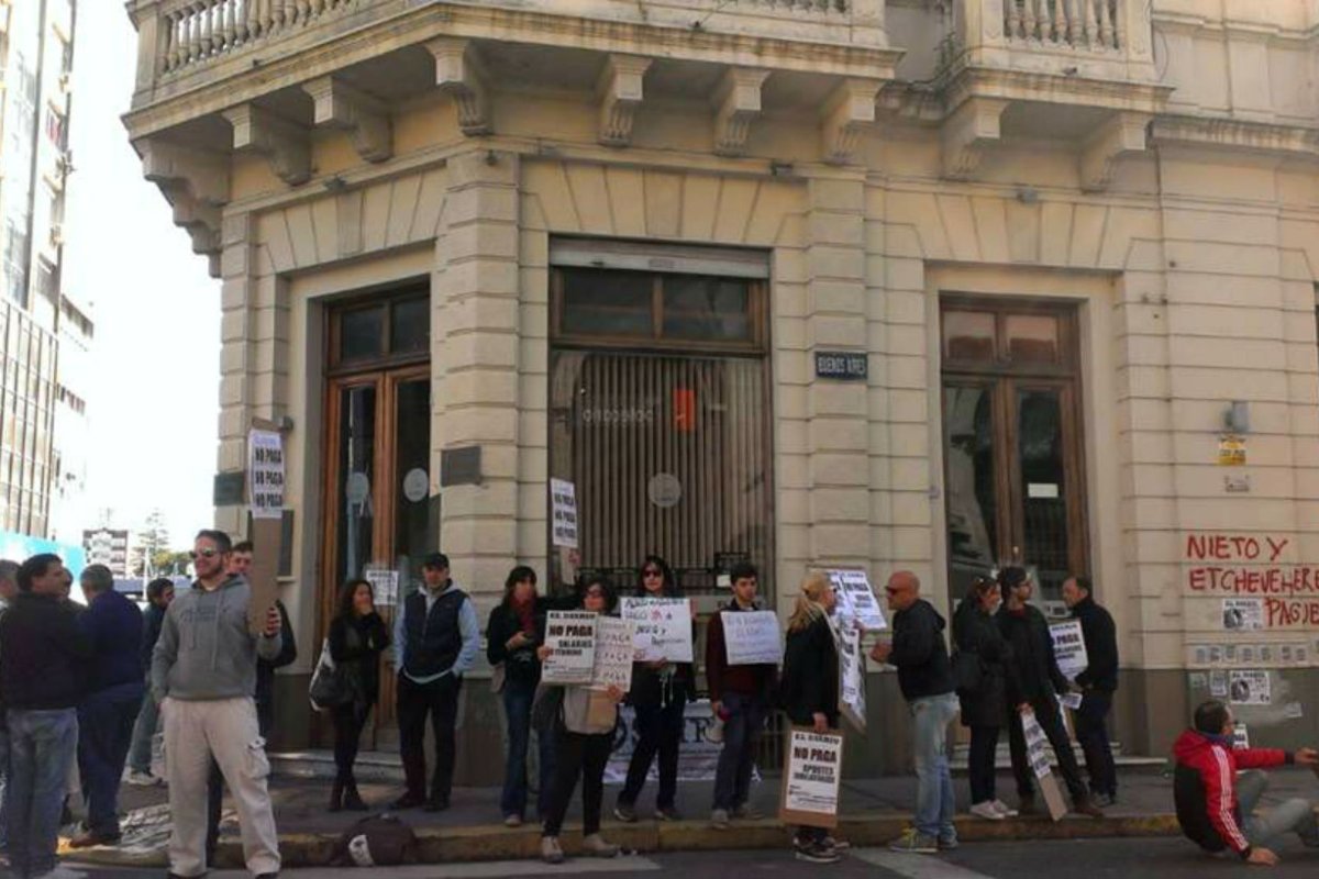 Trabajadores esperan el pago de sus sueldos.