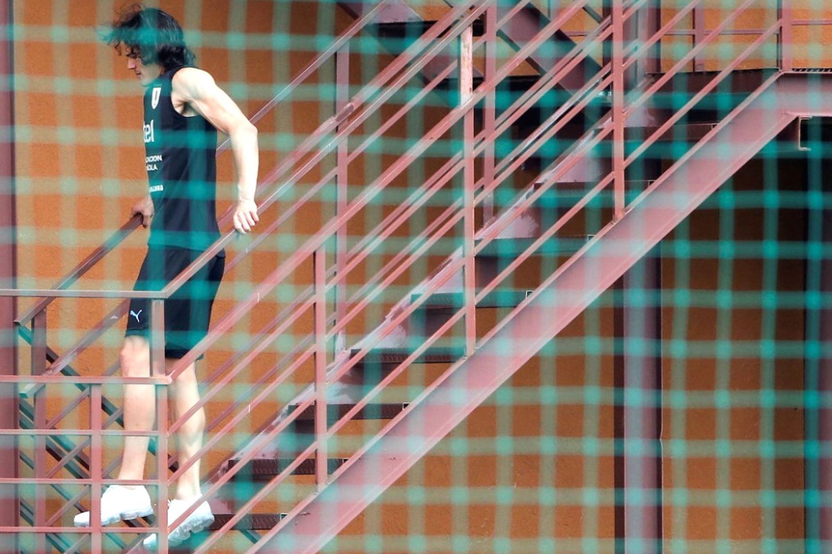 Con dificultad, Cavani baja las escaleras.