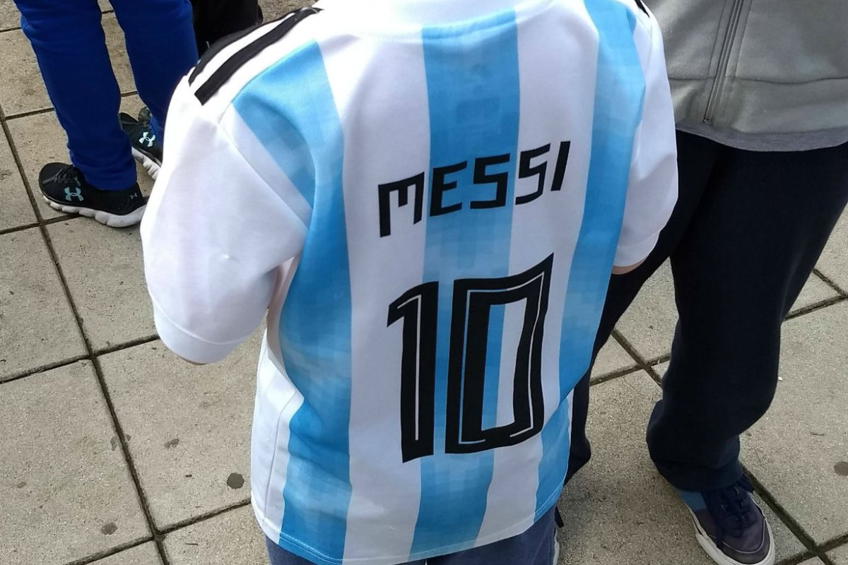 Figuritas en mano, Messi cambi&oacute; en la plaza.