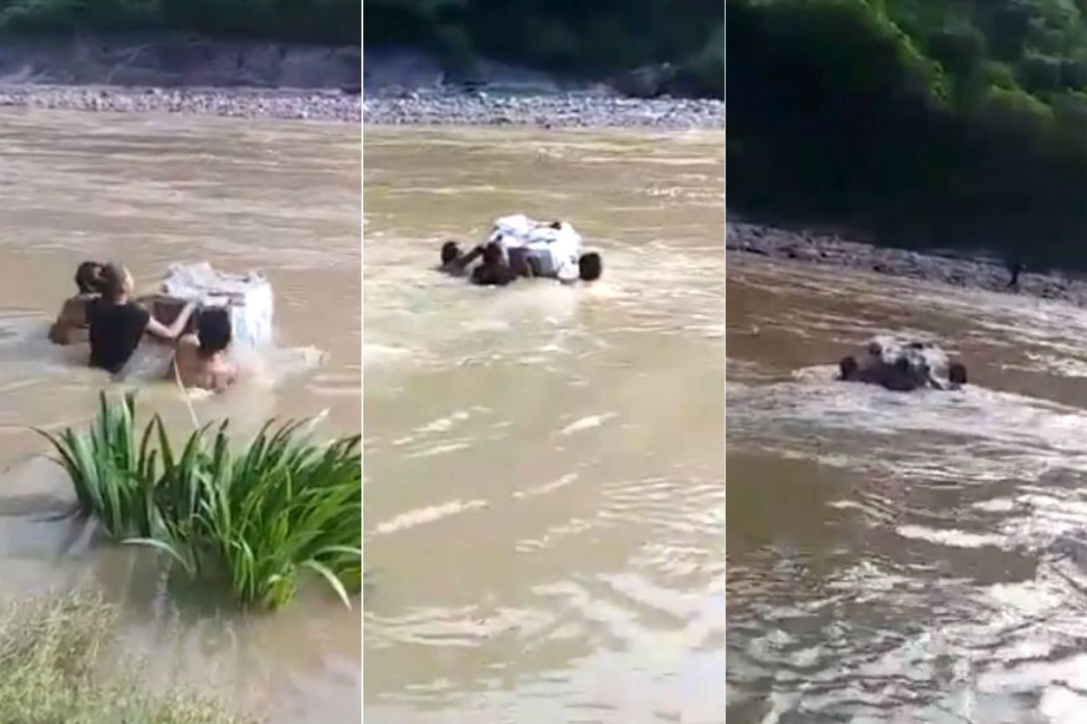 La secuencia del traslado de la urna, por el r&iacute;o.