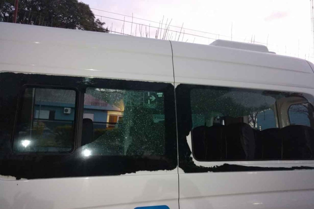 La combi, con los vidrios destrozados