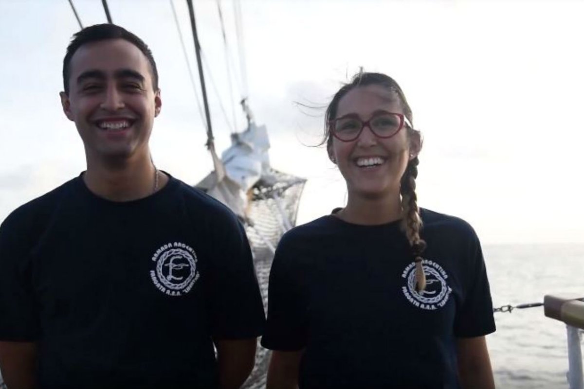 Ger&oacute;nimo y Camila, felices en el mar.