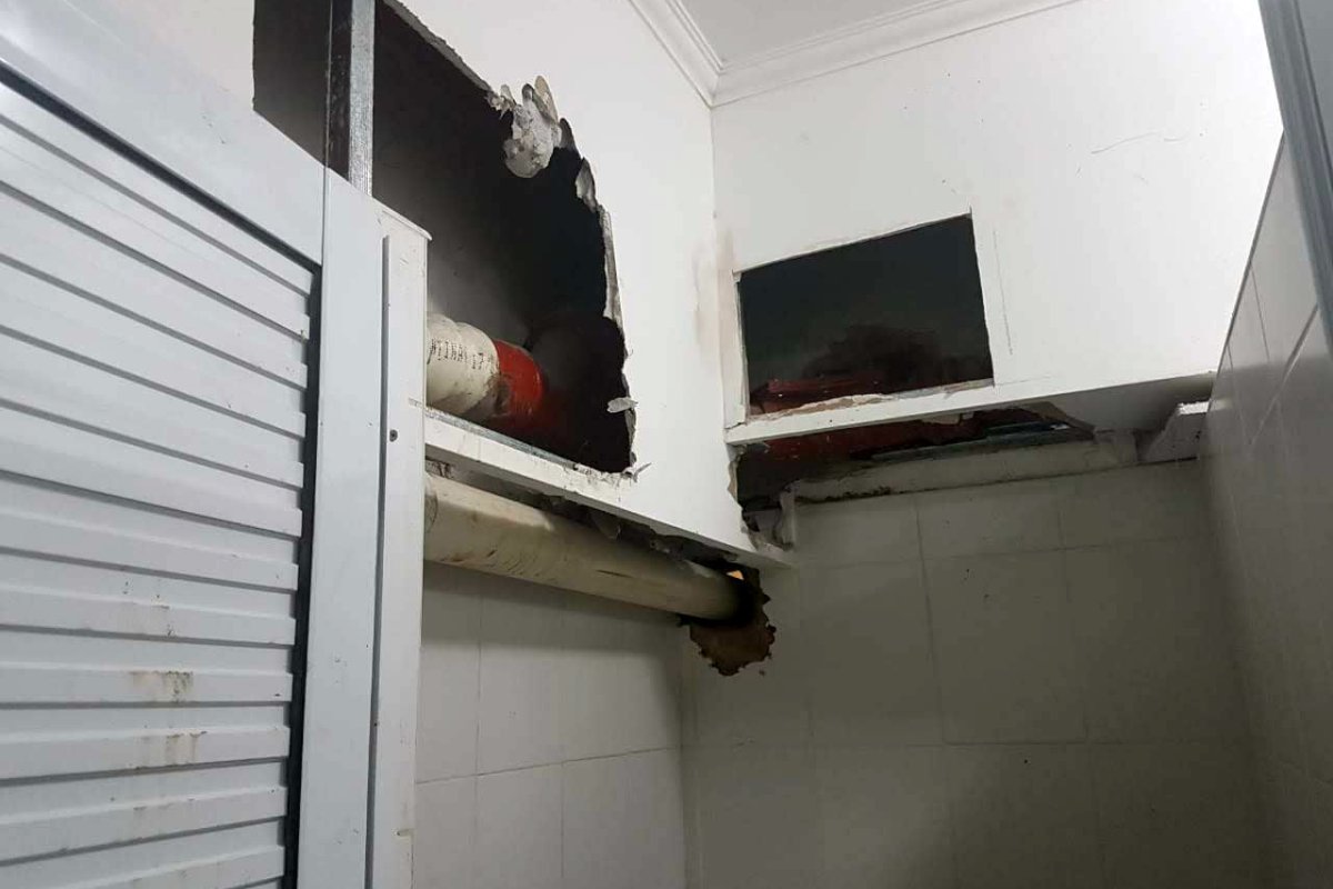 Roturas en uno de los ba&ntilde;os de la escuela.