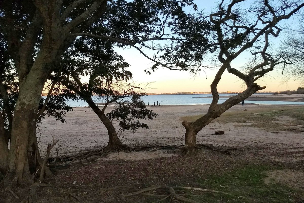 La orilla, lejos. As&iacute; est&aacute; playa Sol.