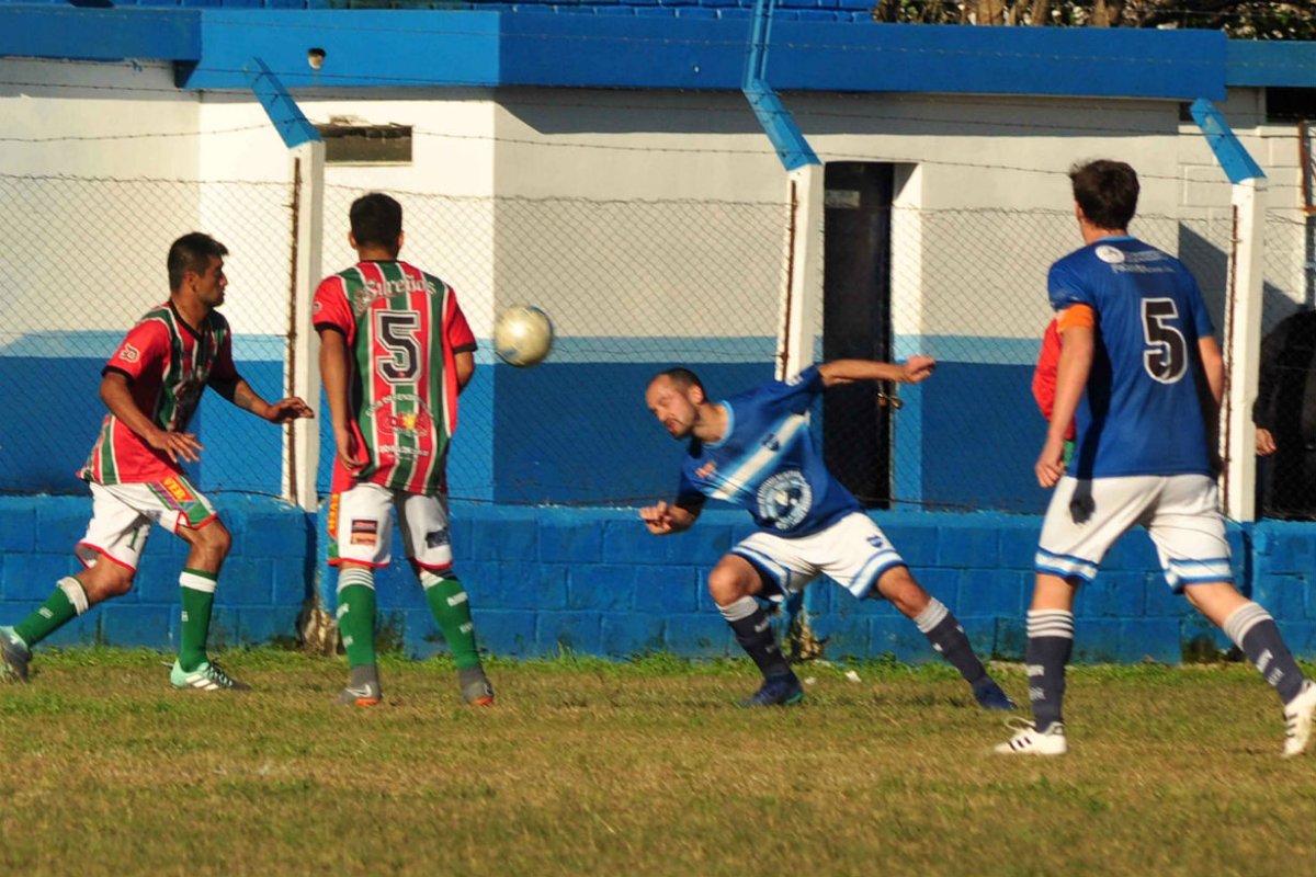 Silva sac&oacute; el cabezazo que se convertir&iacute;a en gol.