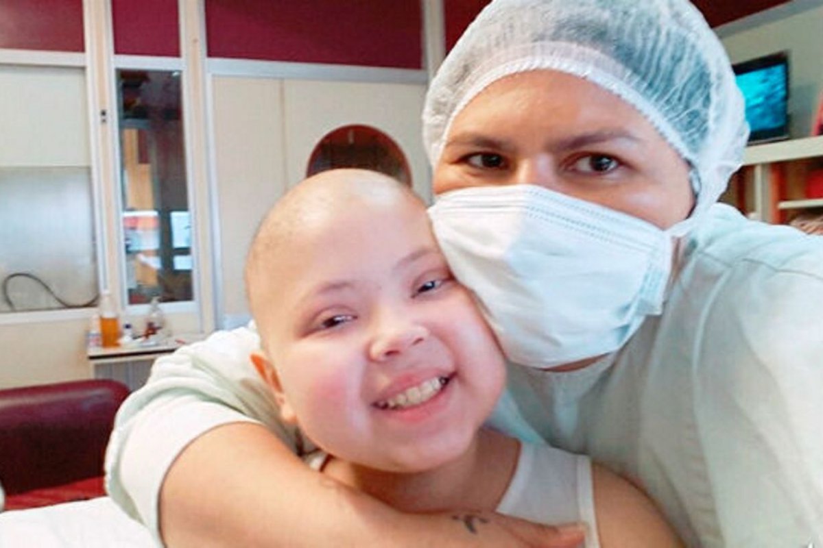 Antonella junto a su mam&aacute;, luego del transplante
