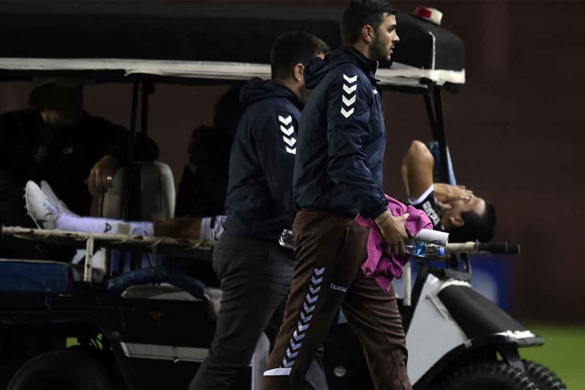 Curuchet se cubre el rostro