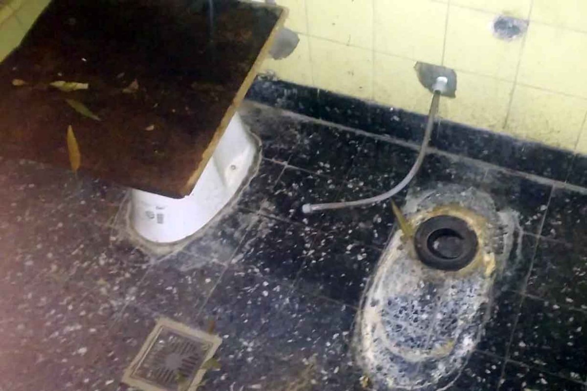 Ba&ntilde;os saqueados de la escuela Azurduy