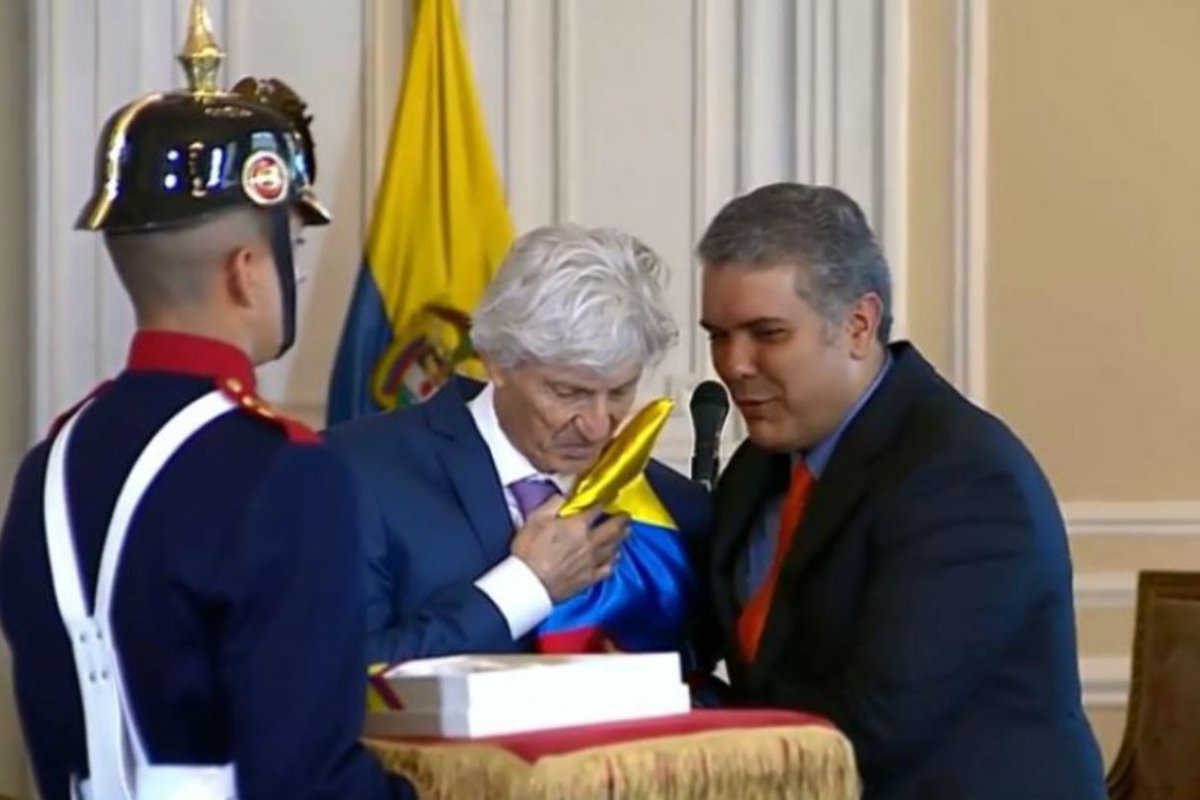 Pekerman recibi&oacute; la bandera, de manos de Duque.