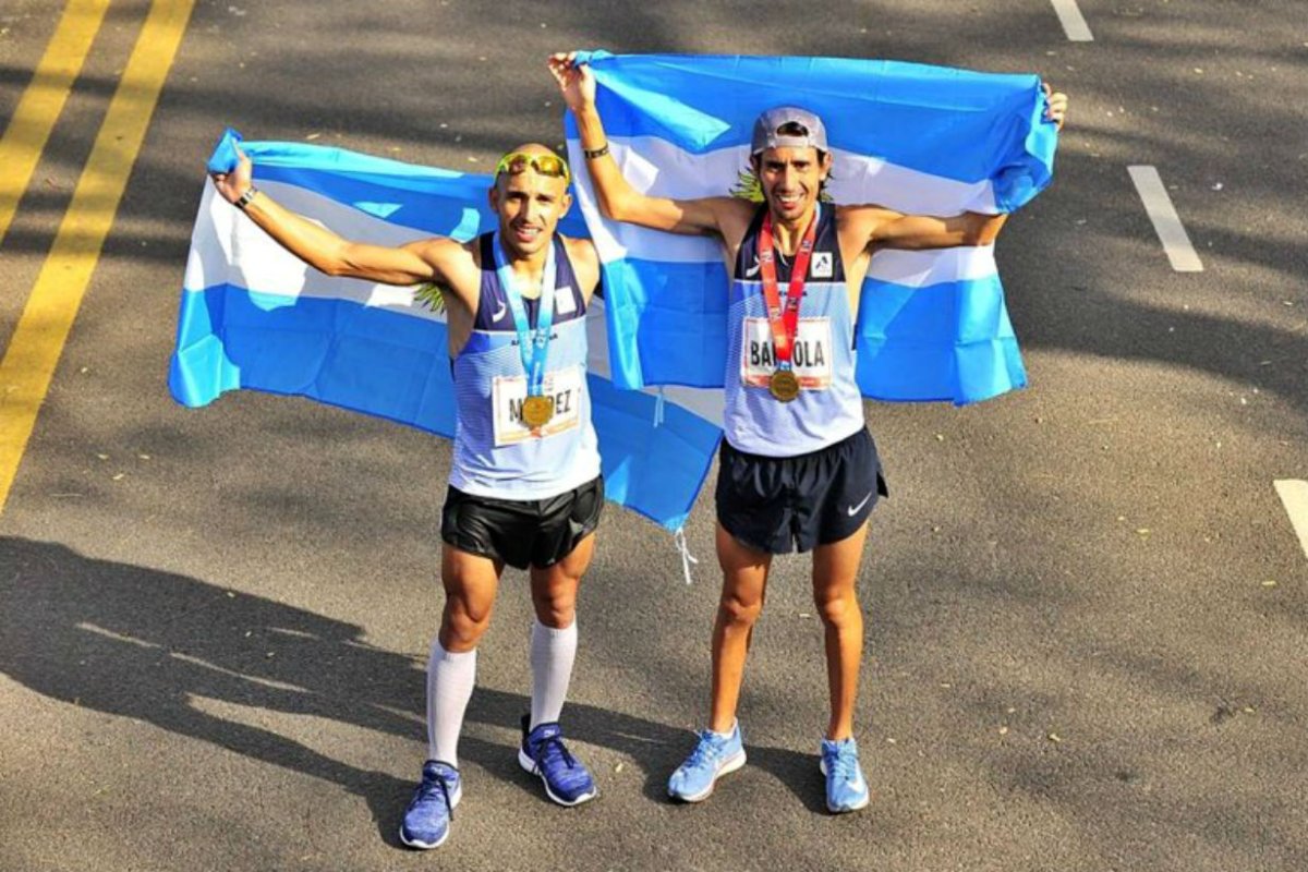 M&eacute;ndez (izq) con la bandera Cr&eacute;dito: Maxi Failla