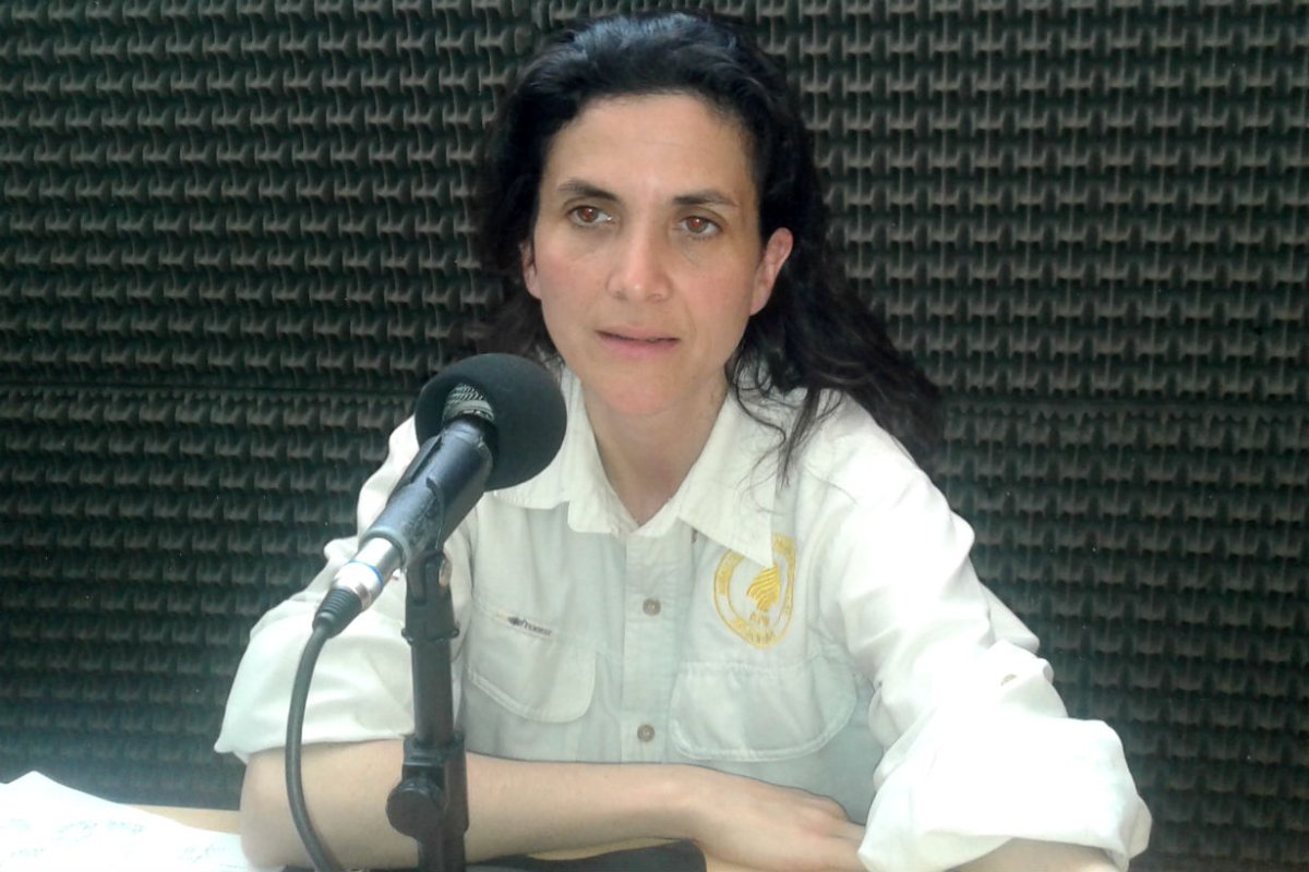 Li Puma en el estudio de Radio 12 de Col&oacute;n.