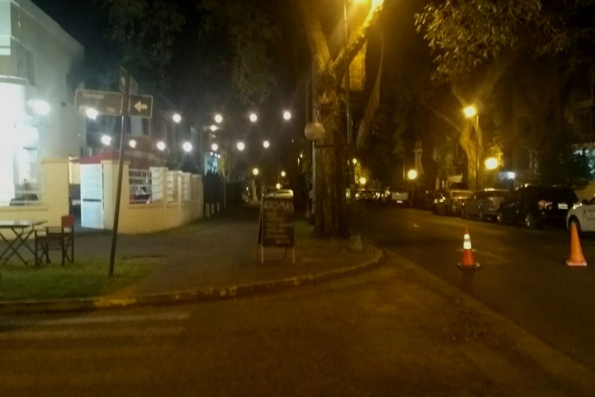 Calle Mitre, cortada por la rayada de un quince.