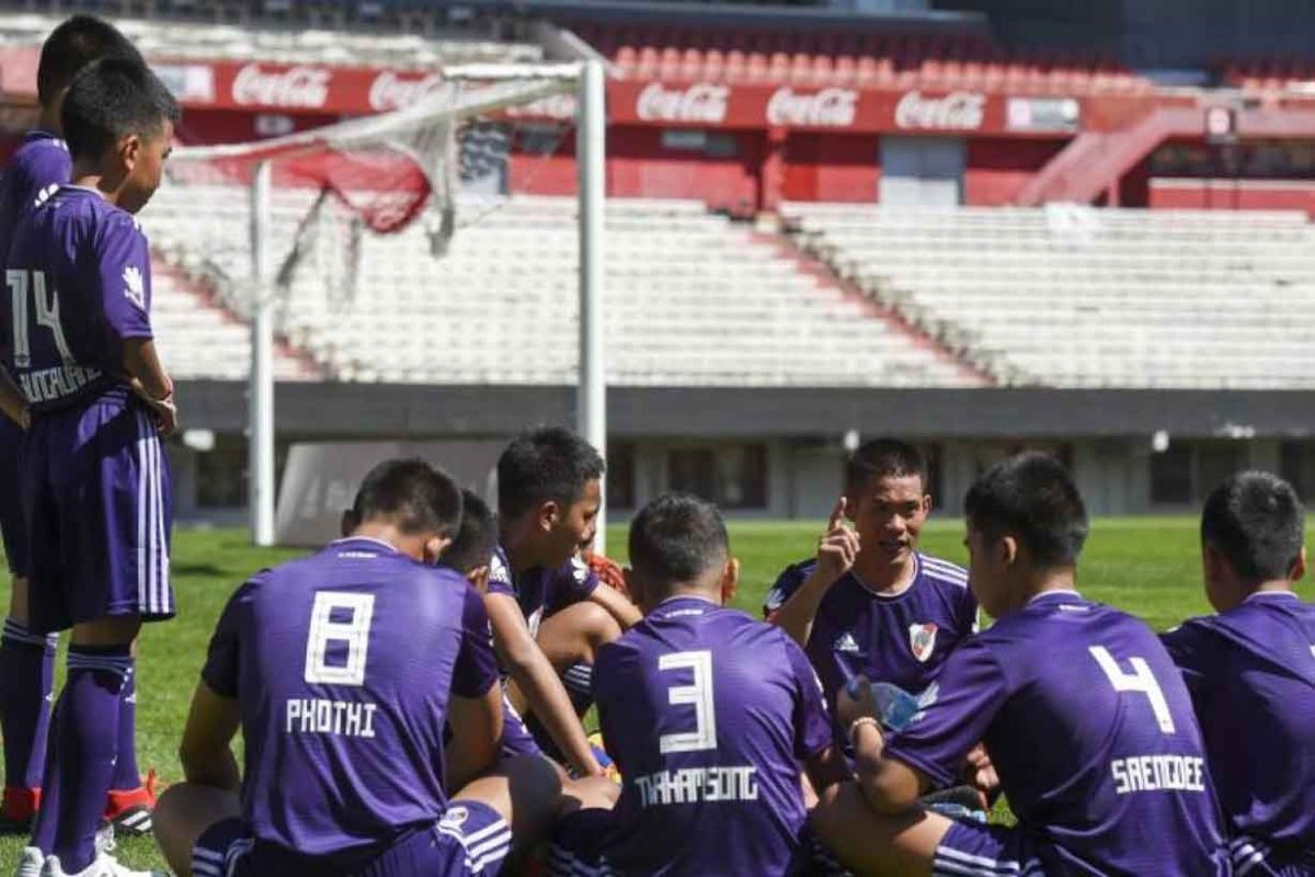 Los chicos tailandeses en la cancha de River